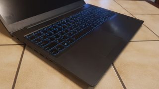 Modře podsvícená klávesnice