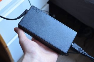 Masivní 170W nabíječka utáhne grafickou kartu i méně žravý notebook.