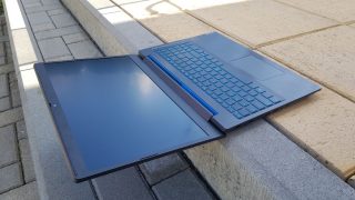 Notebook lze otevřít téměř do roviny