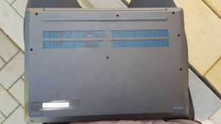 Pohled na spodní stranu zařízení