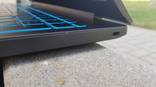 Pravá strana poskytuje útočiště pouze sdířce pro zámek