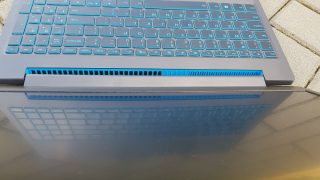 Pro vyfukování horkého vzduchu slouží pouze levá část