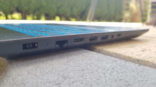 Veškeré konektory jsou umístěny na levé straně