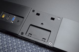 Pohled na VESA rozhraní monitoru.