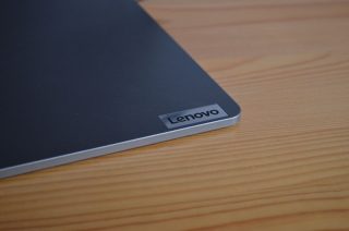 Štítek s logem výrobce.