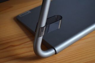 Hliníková noha s možností uchycení kabelů.