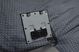 Spojovací strana podstavce.