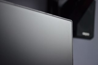 Tenké rámečky, antireflexní povrch.