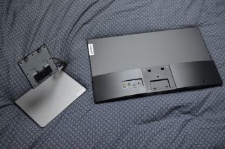 Rozložený monitor a podstavec.