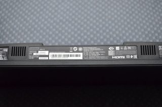 Štítek s údaji o monitoru, reproduktory.