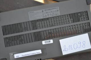 Mřížkou je patrný větráček a dvojitá heatpipe pro odvod tepla z čipu.