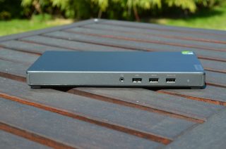 Konektory na přední straně, vpravo indikační dioda.