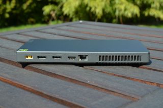 Konektory a výdech větráčku na zadní straně.