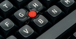 Červený TrackPoint nemůže chybět! Zdroj: TEX Electronics