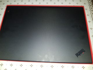 X1 Extreme - detail víka (a mých otisků)