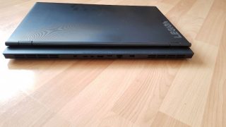 Pohled zezadu Legion Y540