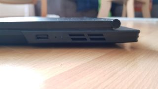 USB a průduchy pro chlazení na straně Legion Y540