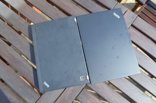 Srovnání s ThinkPadem X230 (vlevo).