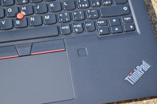 Mírně zapuštěná čtečka otisku prstu je velmi rychlá.