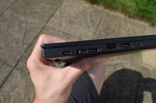 Detail konektorů na levé straně zařízení.