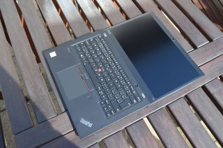 Displej lze položit až úplně na stůl.