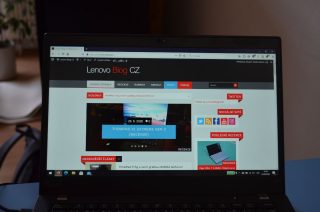 Maximální jas v průměrně osvětlené místnosti je dostatečný.