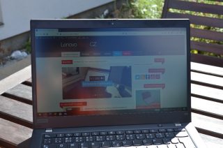 Nejvyšší jas na přímém slunci je spíš tak tak.