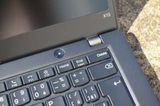 Klávesa Insert je dostupná jako Fn+End.