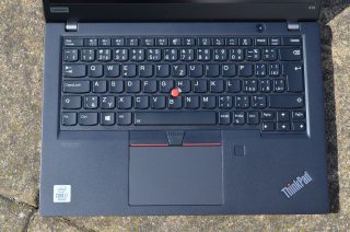 Pohled na pracovní plochu notebooku.