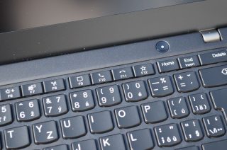 Klávesy ovládání hovoru podporuje Skype for Business a MS Teams.