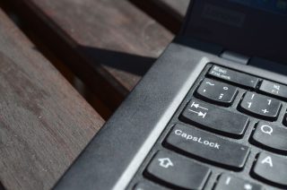 Na ploše vedle klávesnice se budou tvořit otlaky od rámečku obrazovky.