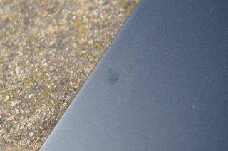 Na těle notebooku jsou patrné otisky prstů.