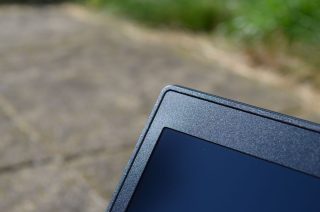 Okraje rámečku obrazovky jsou plastové.