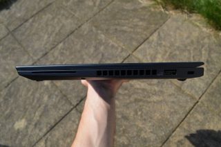 Pravý bok notebooku.