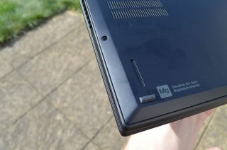 Reproduktory jsou v předních rozích zespodu.