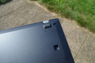 Drobný otvor pod nožičkou ukrývá resetovací tlačítko.