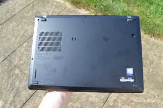 Spodní kryt notebooku.