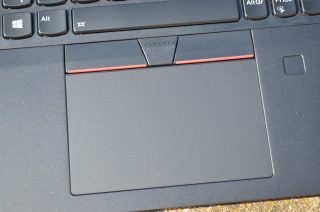 Mylarový touchpad má lehce hrubý povrch.