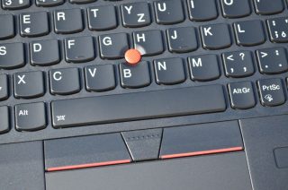 TrackPoint dodává ELAN, funguje bezvadně.