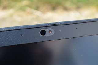 Webkamera má mechanickou krytku, volitelně také IR kameru.