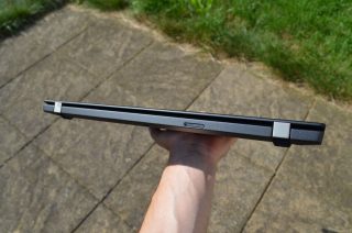 Zadní strana s šuplíčkem microSD karty.