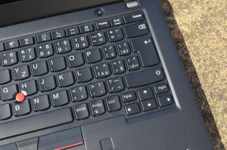 Některé klávesy jsou menší, než je obvyklé.