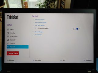 Menu BIOSu s možností obnovení výchozího nastavení.