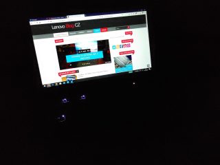 Na fotografii to možná není tak patrné, ale diody ovládání zvuku a režimu caps lock svítí docela ostře (ThinkPad X13 Gen 1).