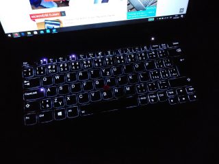 Bílé diody jsou barevně sjednocené s podsvícením kláves (ThinkPad X13 Gen 1).