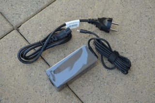 Těžký nabíjecí adaptér s masivním přívodním kabelem je radost přenášet.