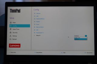 BIOS lze používat v grafickém, případně starším šedomodrém rozložení.