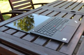 Displej lze položit do úhlu 180°.