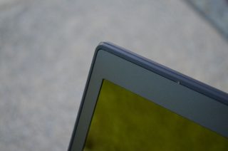 Po obvodu displeje nalezneme gumový proužek.