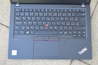 Pohled na klávesnici a pracovní plochu.